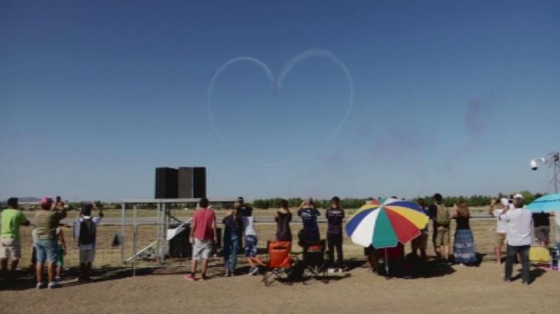 Атрактивни фигури изписаха самолети в небето над Атина в рамките