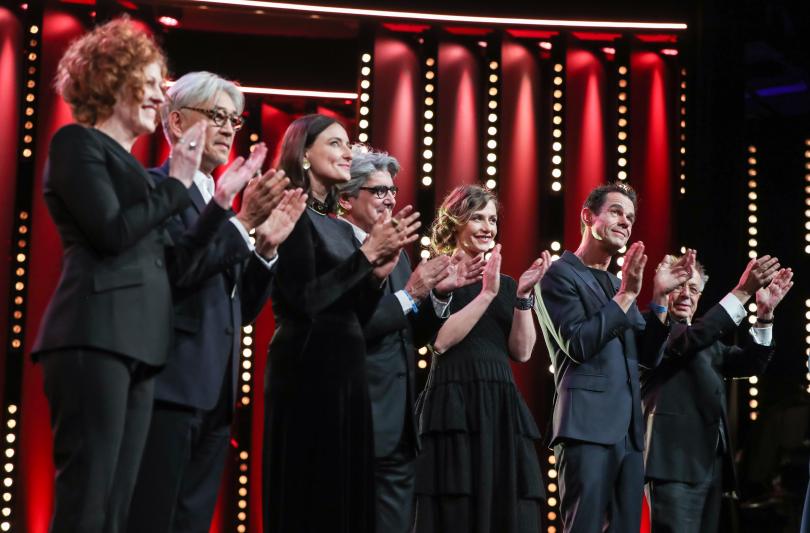 Почитателите на киното от цял свят са обърнали поглед към