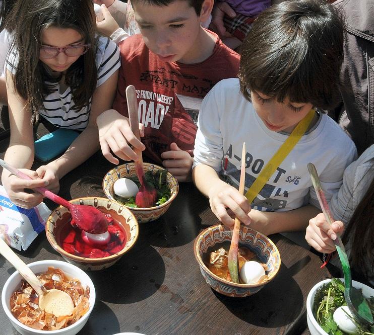  И тази година Регионален исторически музей Бургас сподели на бургазлии по какъв начин се боядисват яйца с естествени материали &ndash; люспи от лук, цвекло, куркума и други Събитието бе на Велики четвъртък в градинката до Часовника. 