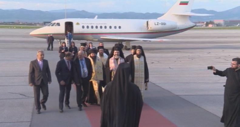 Благодатният огън пристигна в България Западно и Средноевропейският митрополит Антоний