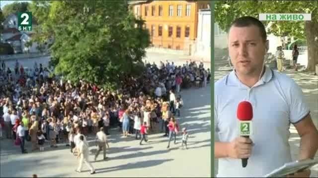 С много настроение вълнение и цветя започна първият учебен ден