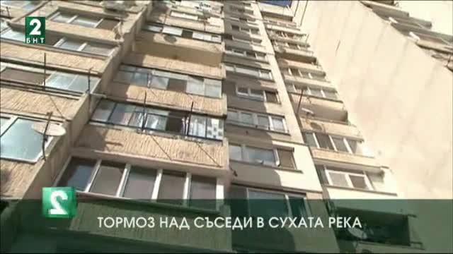 Психично болен мъж от години тероризира съседите си в квартал