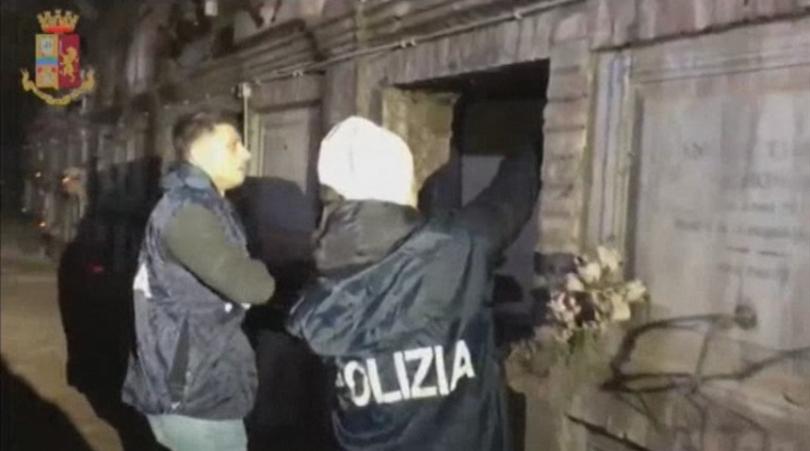 Италианската полиция арестува 42 годишен мъж направил опит да укрие малко