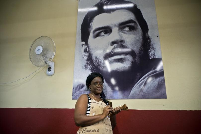  Жена стои пред портрет на Ернесто Гевара - Че Гевара, Куба 