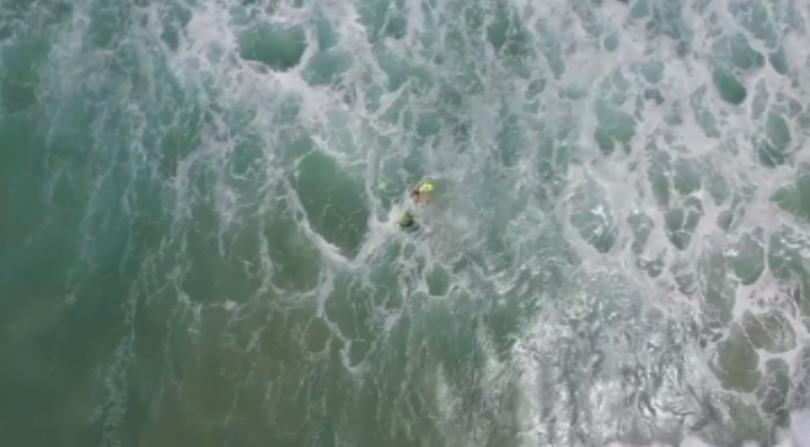 Давещи се край австралийския бряг младежи бяха спасени с дрон