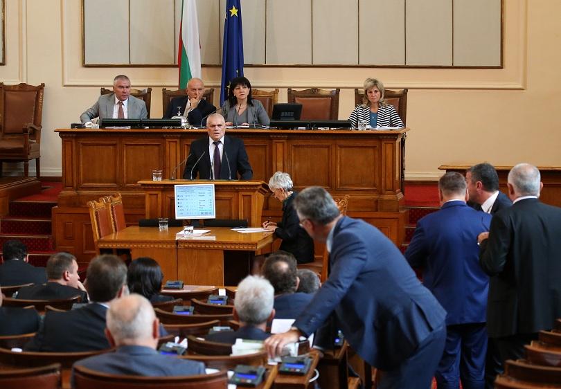 Минути след началото на пленарното заседание председателят на НС Цвета