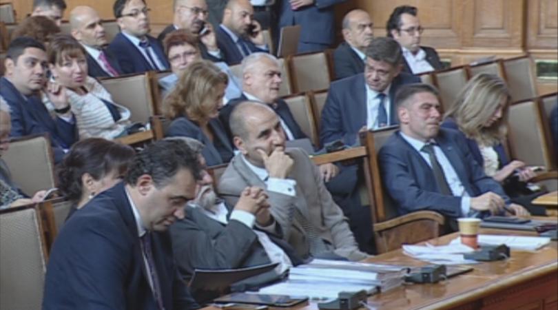 Народното събрание обсъжда внесения от БСП вот на недоверие към