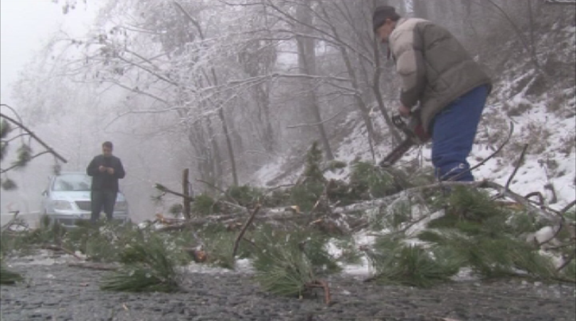 Движението на прохода Шипка е затруднено Заради тежкия сняг десетки