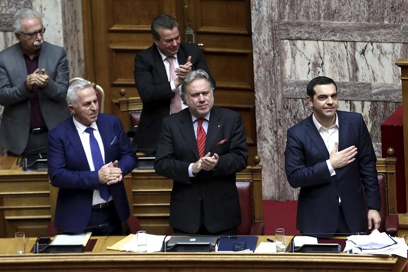 Гръцкият парламент отложи за днес гласуването на Преспанското споразумение което