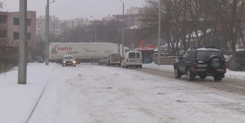 Заради силния снеговалеж в Хасково ТИР блокира един от главните