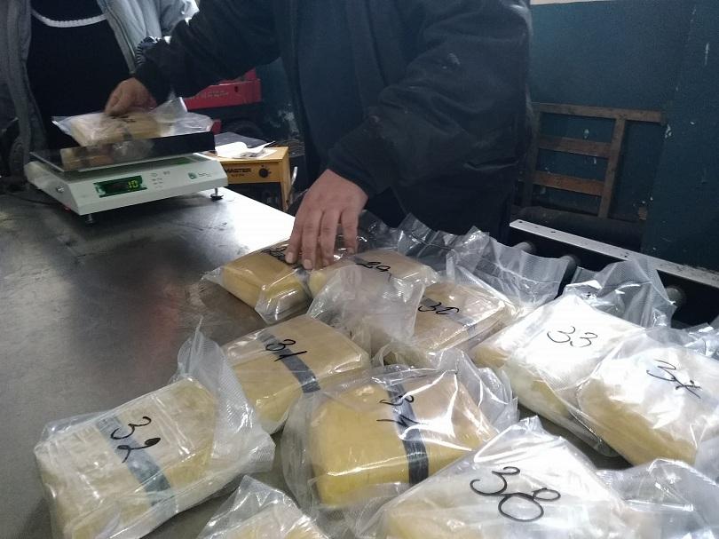 Митнически служители задържаха над 37 кг хероин в автомобил с