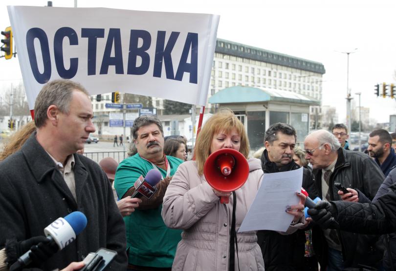 Втори ден част от лекарите медицинските сестри и санитарите в