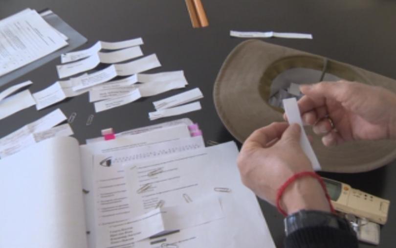 Жребий на случаен принцип определи хората които ще бъдат част