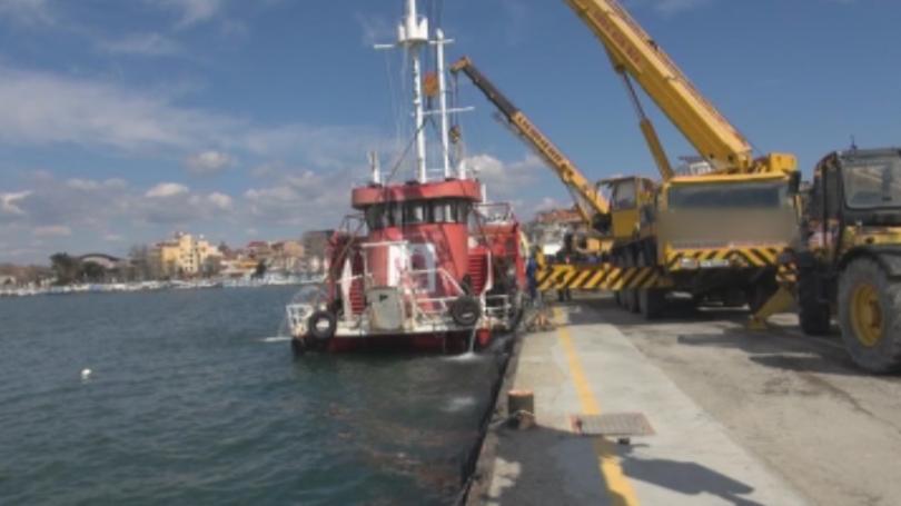 Започна изваждането на пасажерския кораб Капитан Кук който по време