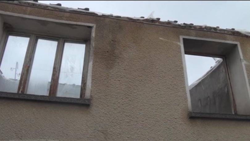 Семейство с три деца в хисарското село Старосел което спешно