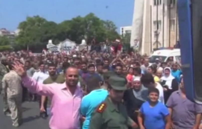 Стотици сътрудници на Сирийската гражданска защита известни като Бели каски