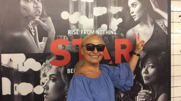  На плаката: Британи О'Грейди, една от студентите на Лилия, с основна роля в нов сериал. 