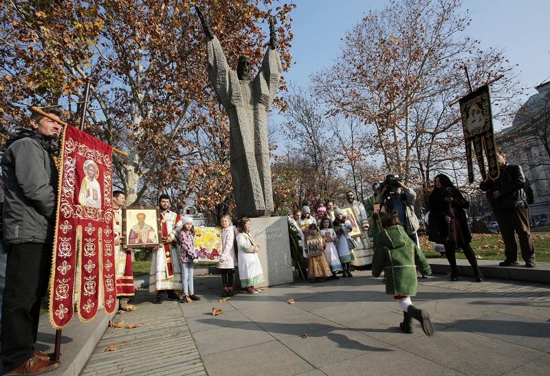  Паметникът на св. Климент Охридски пред Софийския университет, наименуван на негово име, в София 