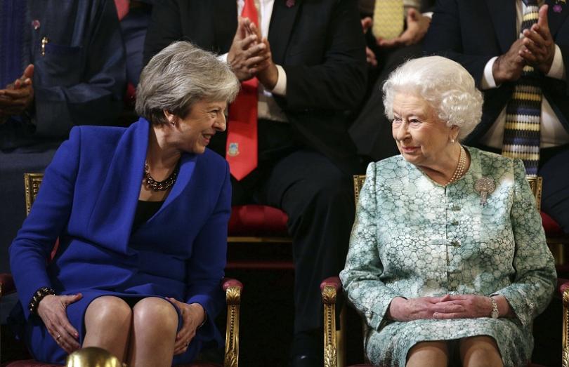  Британският министър председател Тереза Мей (ляво) беседва с кралица Елизабет II (дясно 