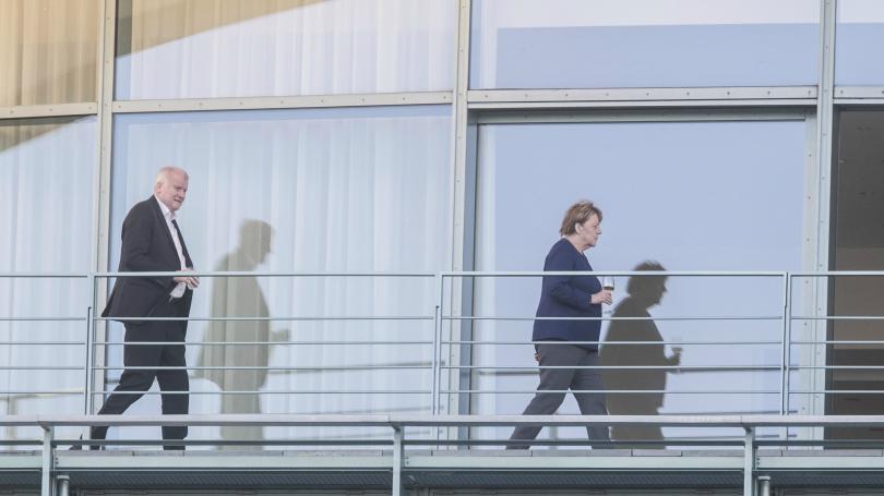  Ангела Меркел и министърът на вътрешните работи Хорст Зеехофер преди срещата им през вчерашния ден 