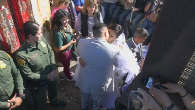 Семейства които живеят от двете страни на браздата се събраха