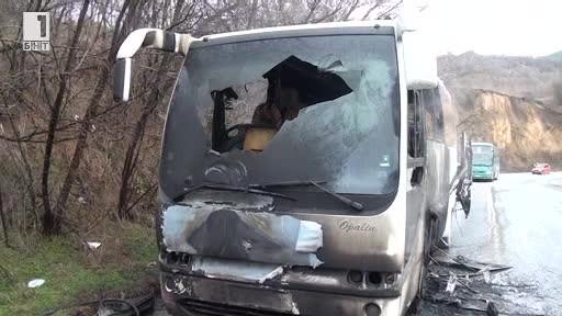Автобус с пътници се запали в движение и изгоря целия