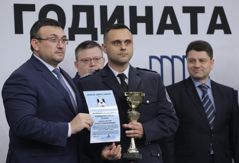 Заплатите на полицаите ще бъдат увеличени с 10 през следващата