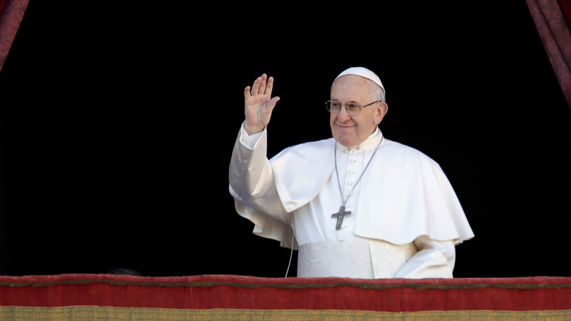  Папата произнася обичайна си тирада &bdquo; Към града и към света &ldquo; от терасата на базиликата &bdquo; Св. Петър &ldquo; на едноименния площад във Ватикана 