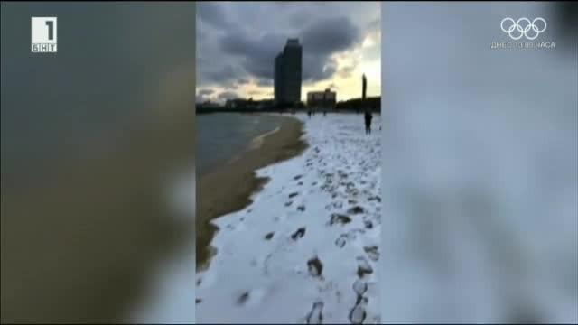 Необичайно студеното време в Испания предизвика любопитни гледки по плажовете