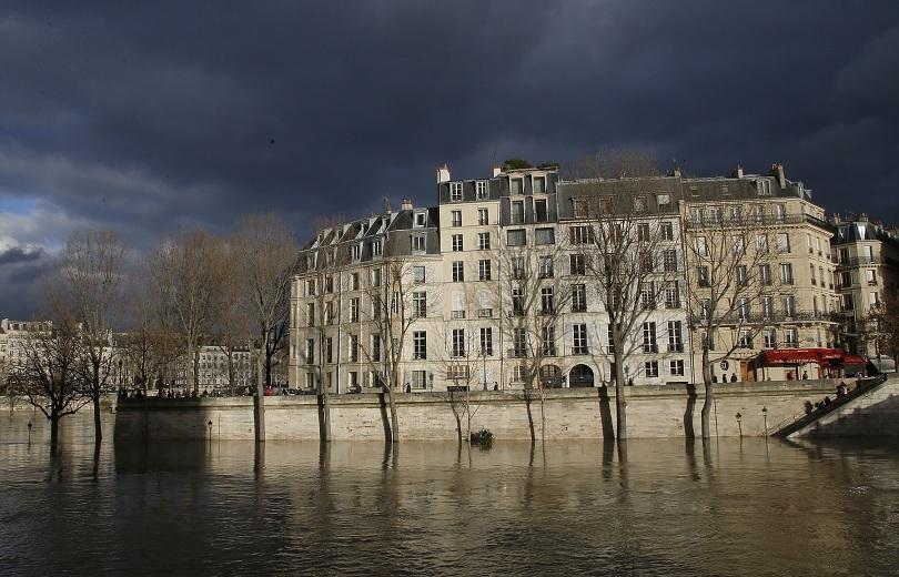 Затворени метростанции и основни пътни артерии в Париж заради опасно