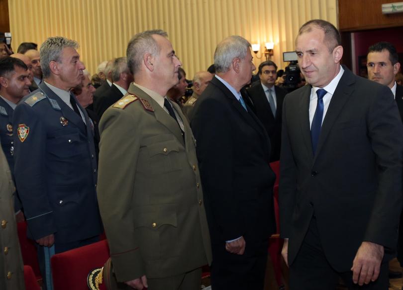 Липсата на желаещи да облекат униформата ниските заплати и мотивацията