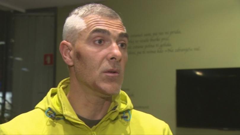 47 годишен словенец на сърф оцеля в Адриатическо море след като