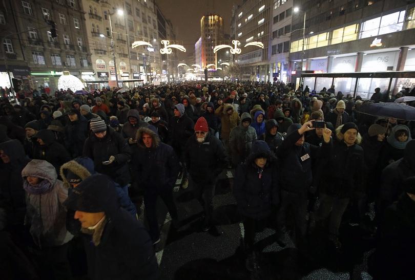 Десетки хиляди демонстранти излязоха по улиците на Белград за пета