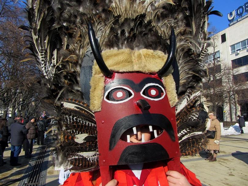 Факелно сурвакарско шествие даде началото на 27 то издание на