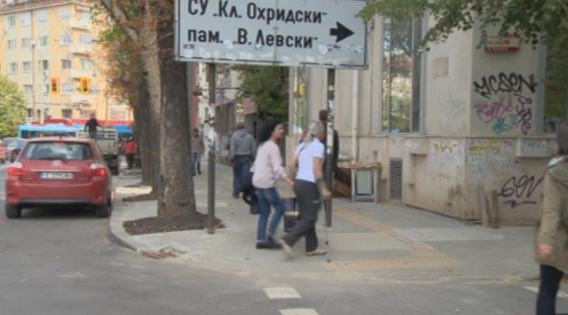 Снимка на табела поставена на наскоро ремонтиран столичен булевард предизвика