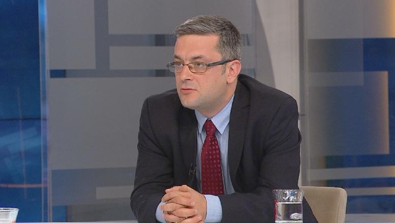 Ако президентът иска да се занимава с оперативна политика може