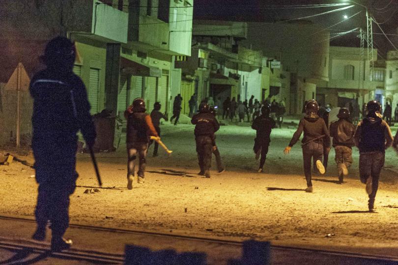 Четвърта нощ на протести в Тунис Най малко един човек е