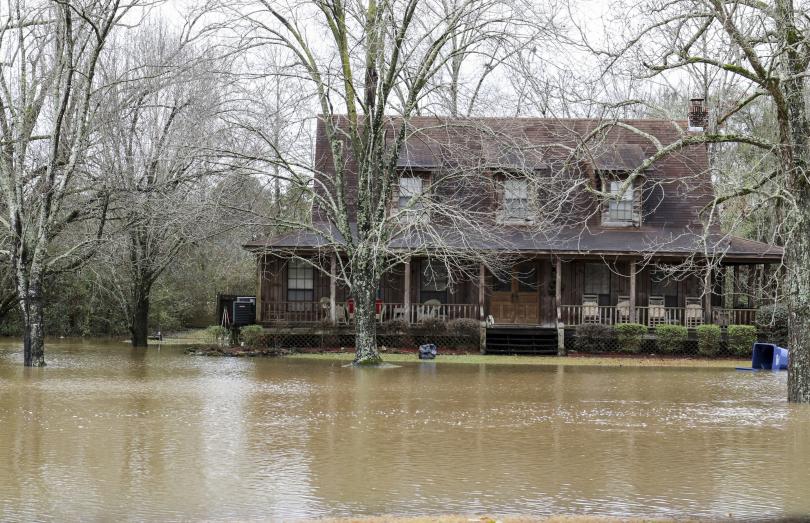 Зимни бури и наводнения в Съединените щати отнеха живота на