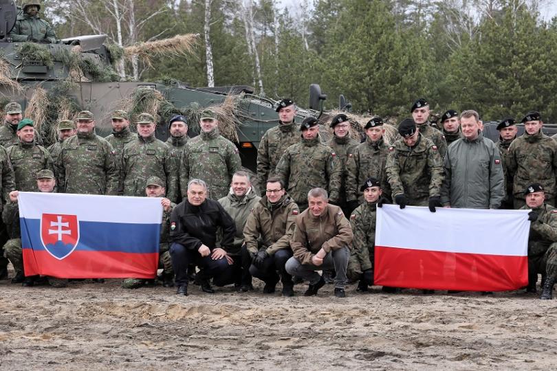 Премиерите на страните от Вишеградската четворка се събраха през днешния ден на боен полигон край Варшава 