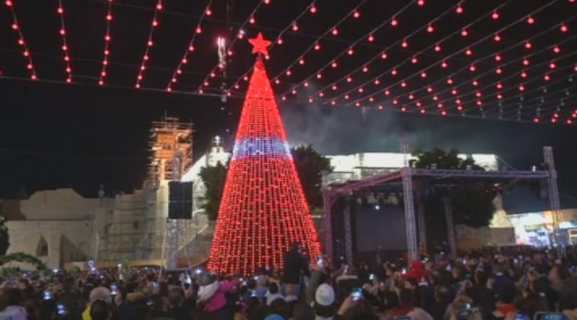 Пищно с много фойерверки и настроение бяха запалени светлините на