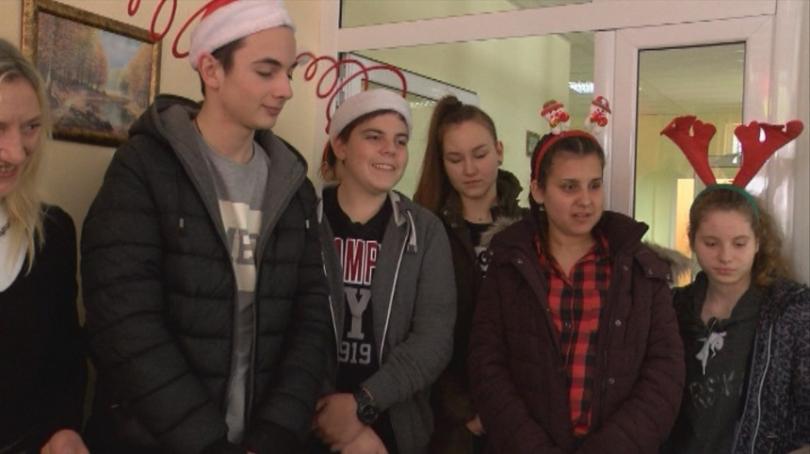 В дните около най светлите християнски празници ученици от Габрово обикалят