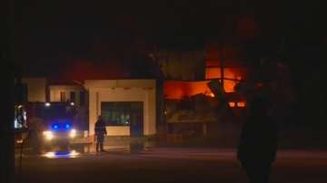  След пожара във Войводиново: Огнеборци не престават да дежурят в цеха за месо 