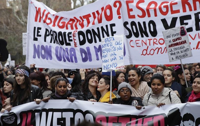 Студентки организирани от движението Аз също манифестираха в Милано за