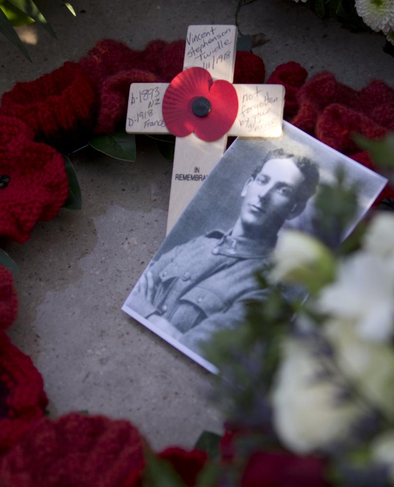  Макът има изключително значение на Запад, като мнозина носят маков цвят на реверите си. 