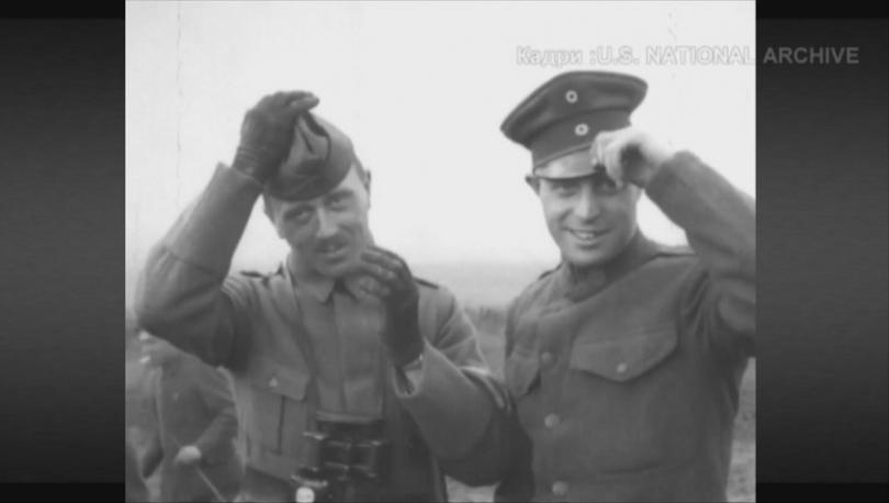  Врагове до преди минути, след подписването на примирието американски и немски бойци разменят фуражките си. 