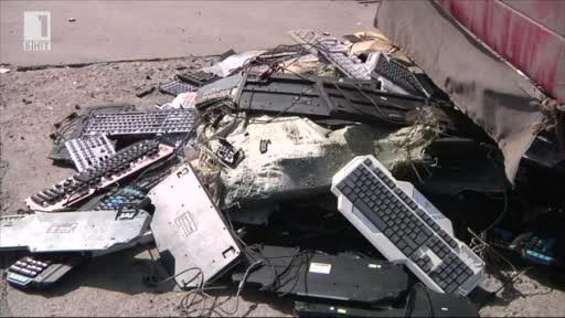 Тук има планини от отпадъци Тонове ненужни електрически уреди от