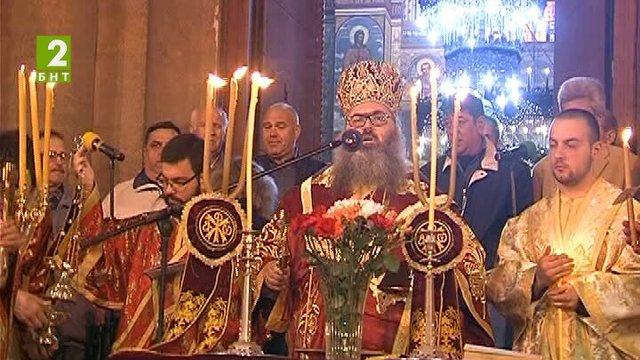 Варненци посрещнаха Благодатния огън