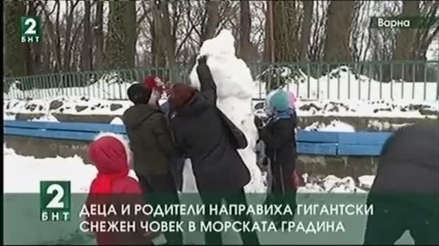 Деца и родители направиха гигантски снежен човек в Морската градина