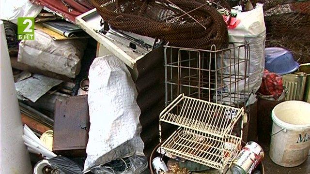 Боклуци до контейнерите в Попово