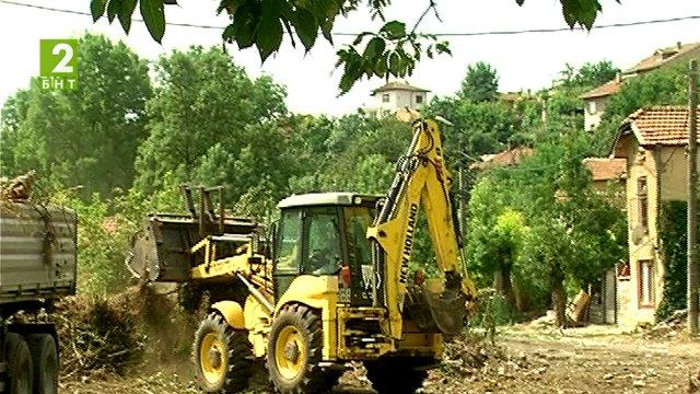 Събарят опасни ромски къщи в Плевен